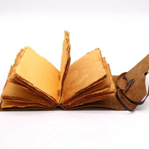 Oiled Leather Notebook with Key detail