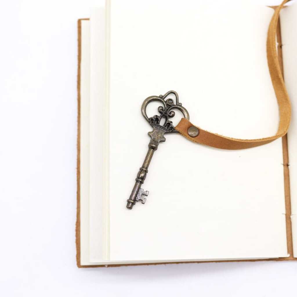 Oiled Tan Leather Notebook with Key detail